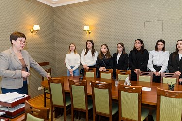 Для студентов ОГУ провели экскурсию по областному парламенту